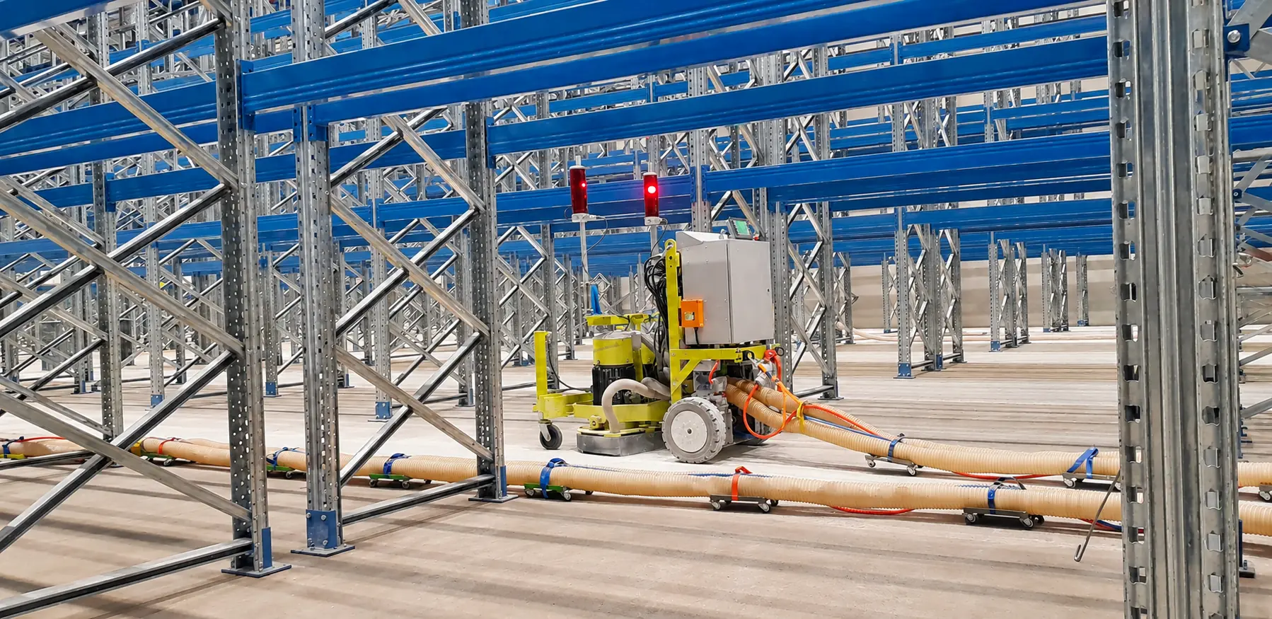 Brusni robot GM22 v visokoregalnem skladišču