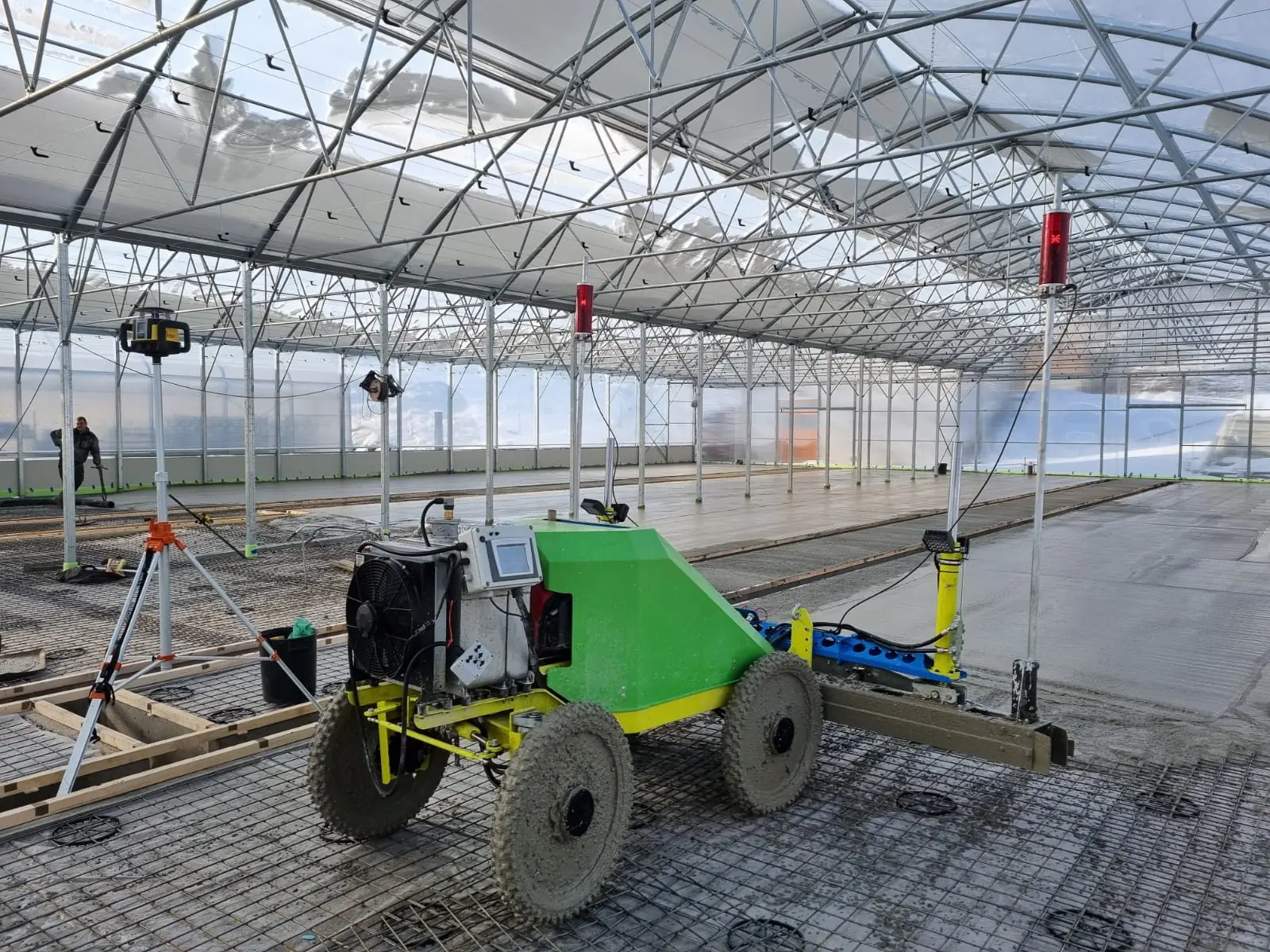 THE GREEN LR3000 pri delu - Lasersko vodeno ravnanje svežega betona na gradbišču.